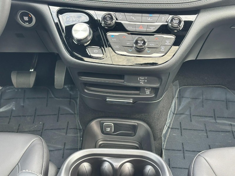 Chrysler Pacifica Vehicle Image 11