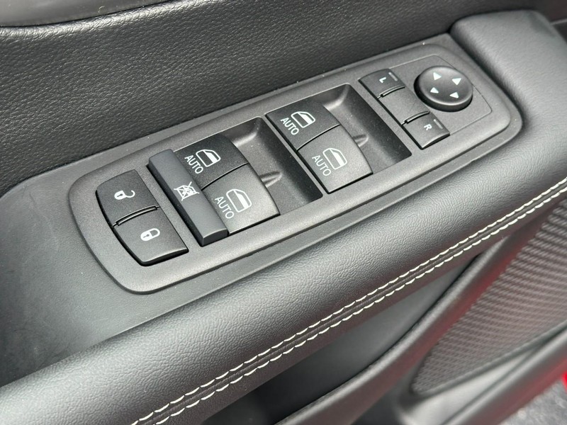 Chrysler Pacifica Vehicle Image 12