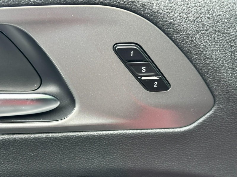 Chrysler Pacifica Vehicle Image 13
