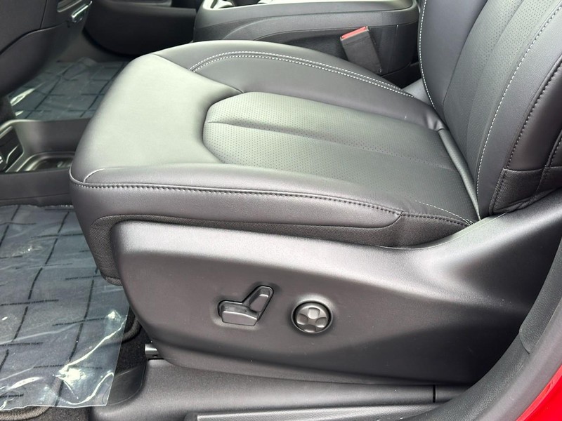 Chrysler Pacifica Vehicle Image 14