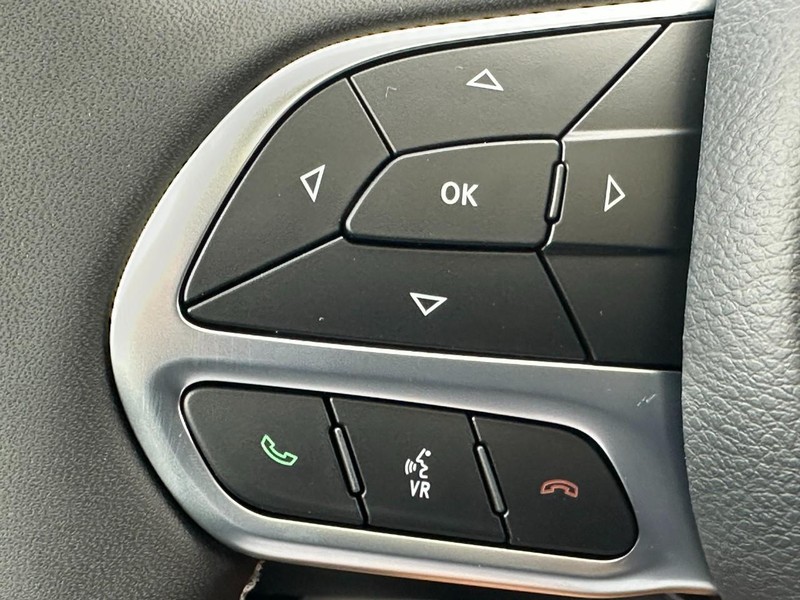 Chrysler Pacifica Vehicle Image 15