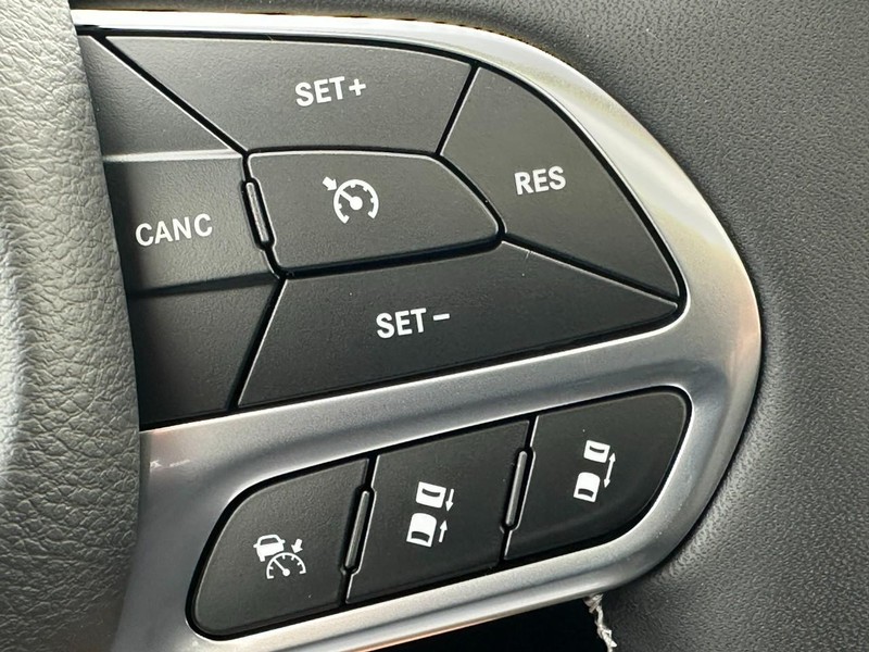 Chrysler Pacifica Vehicle Image 16