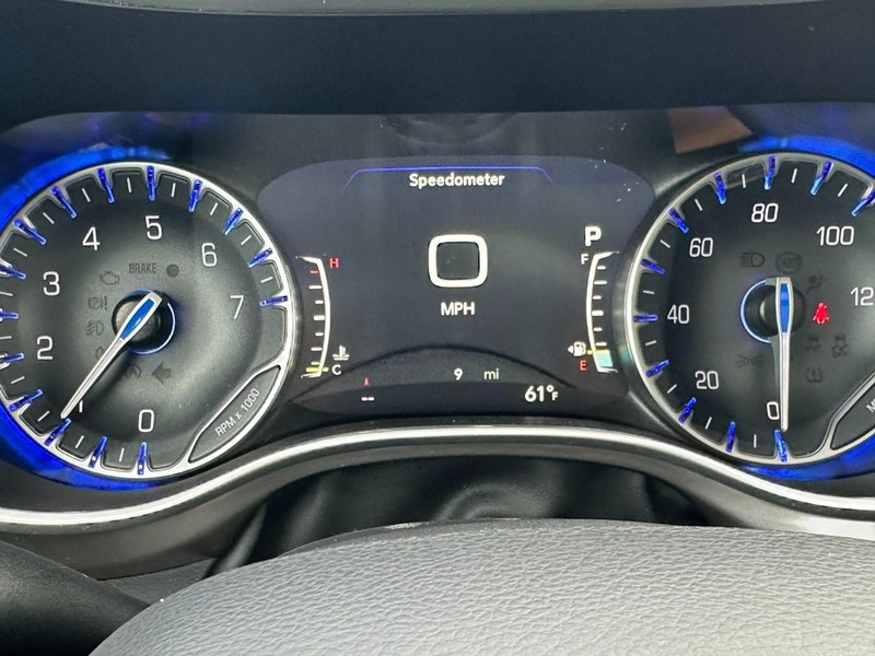 Chrysler Pacifica Vehicle Image 17