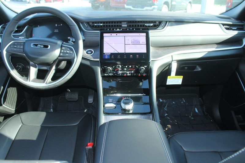 Jeep Grand Cherokee Vehicle Image 05