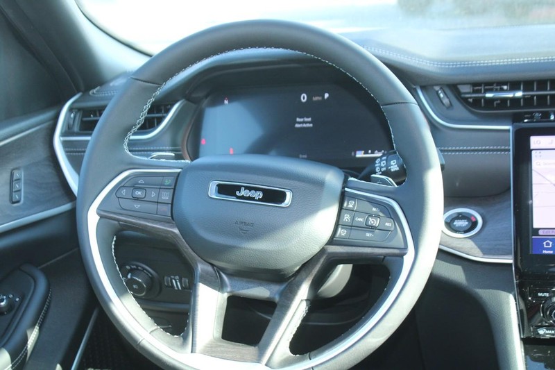 Jeep Grand Cherokee Vehicle Image 06