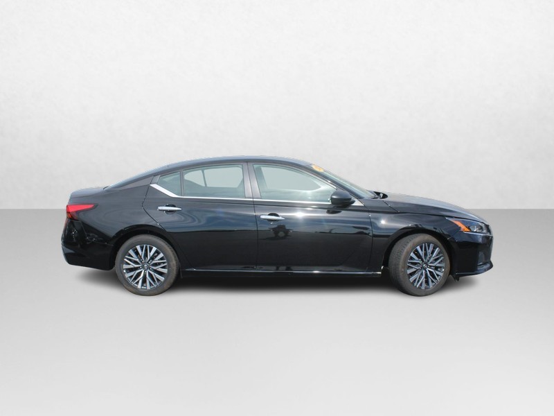 Nissan Altima Vehicle Image 02