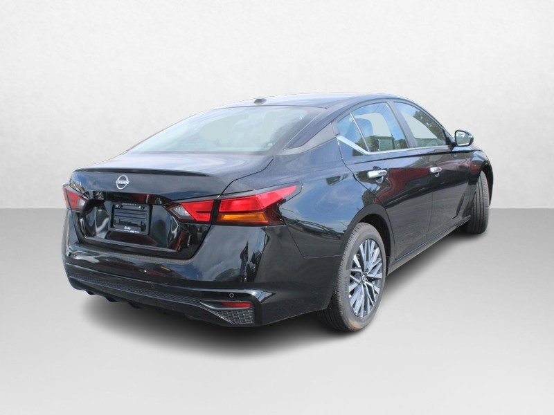 Nissan Altima Vehicle Image 03