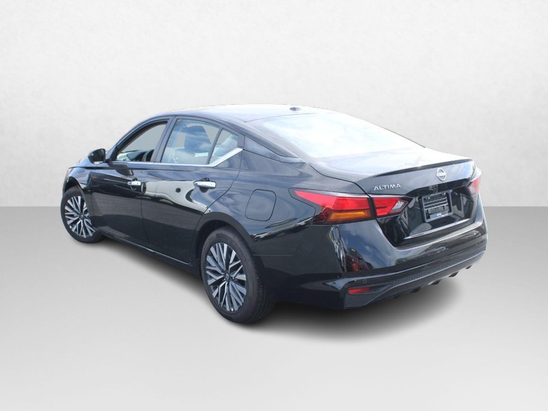 Nissan Altima Vehicle Image 05