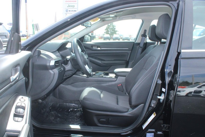 Nissan Altima Vehicle Image 08