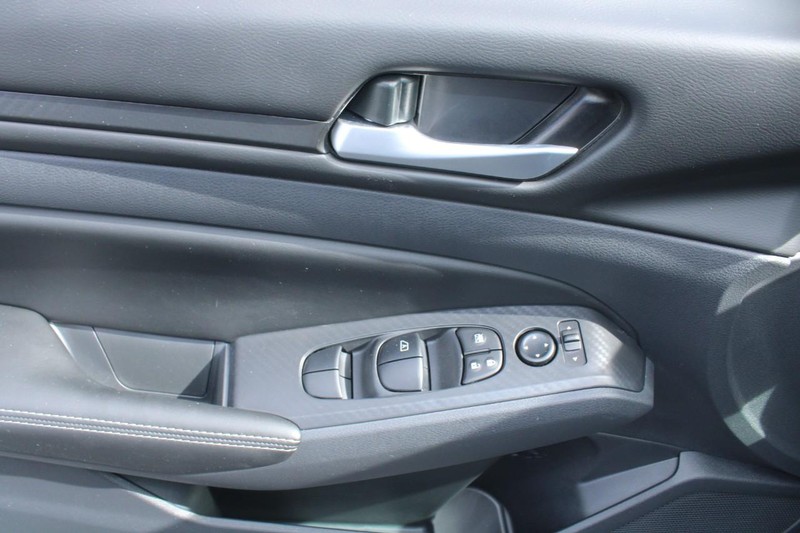 Nissan Altima Vehicle Image 09