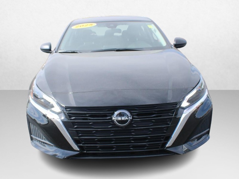 Nissan Altima Vehicle Image 10