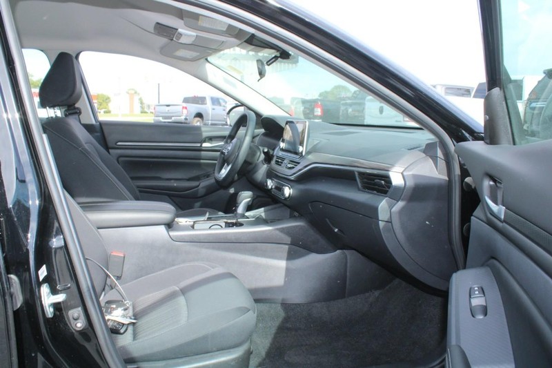 Nissan Altima Vehicle Image 11