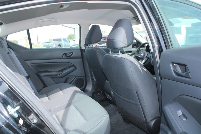 Nissan Altima Vehicle Image 12