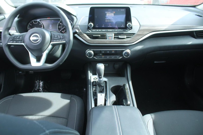 Nissan Altima Vehicle Image 13