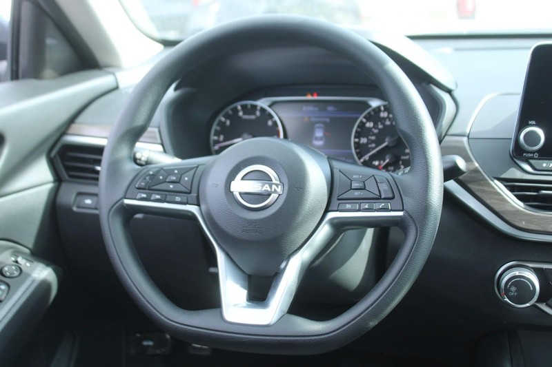 Nissan Altima Vehicle Image 14