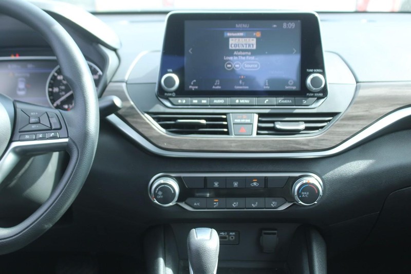 Nissan Altima Vehicle Image 15