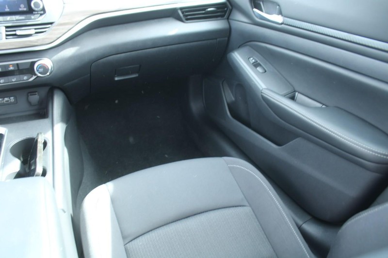 Nissan Altima Vehicle Image 16