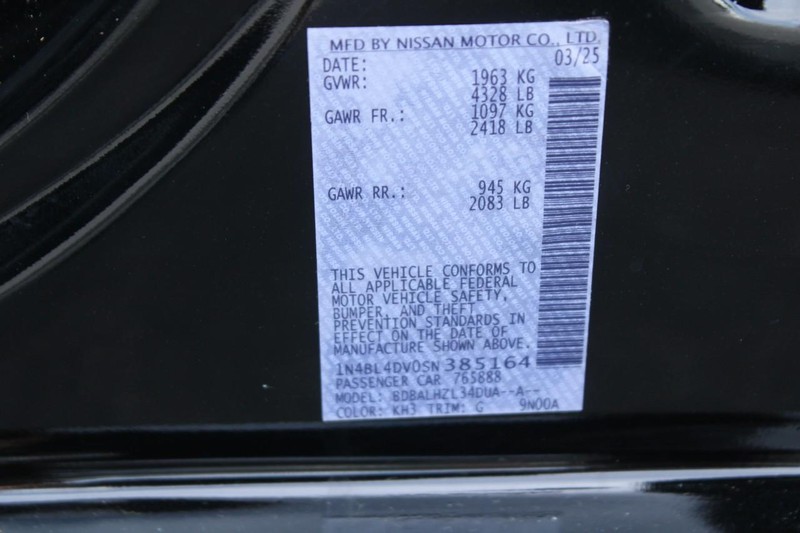 Nissan Altima Vehicle Image 17