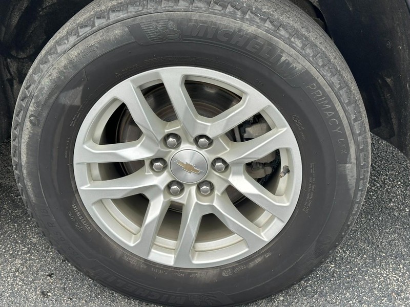 Chevrolet Suburban Vehicle Image 06