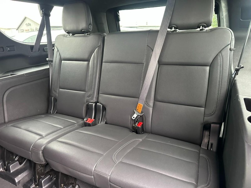 Chevrolet Suburban Vehicle Image 10