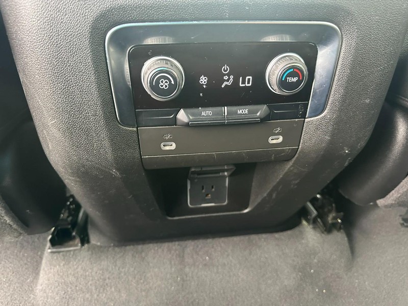 Chevrolet Suburban Vehicle Image 11