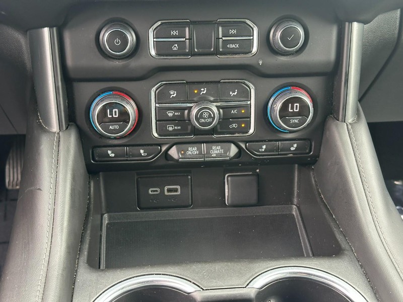 Chevrolet Suburban Vehicle Image 15