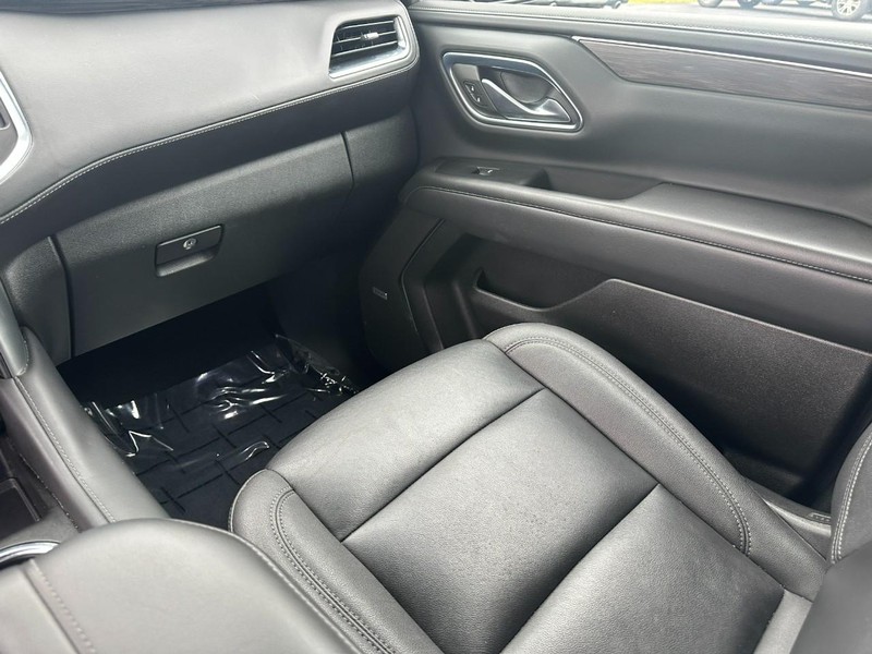 Chevrolet Suburban Vehicle Image 16