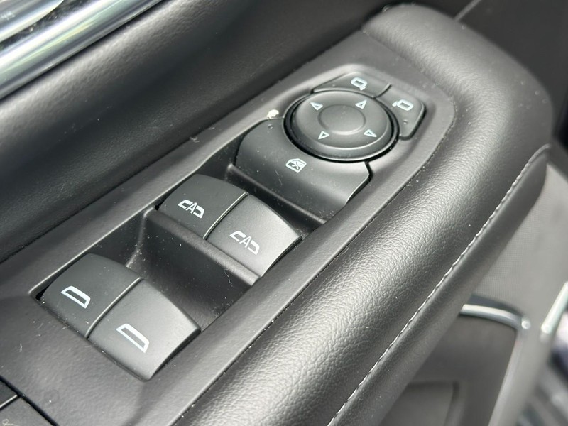 Chevrolet Suburban Vehicle Image 17