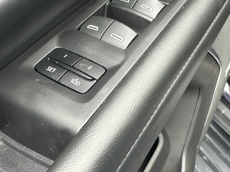 Chevrolet Suburban Vehicle Image 18