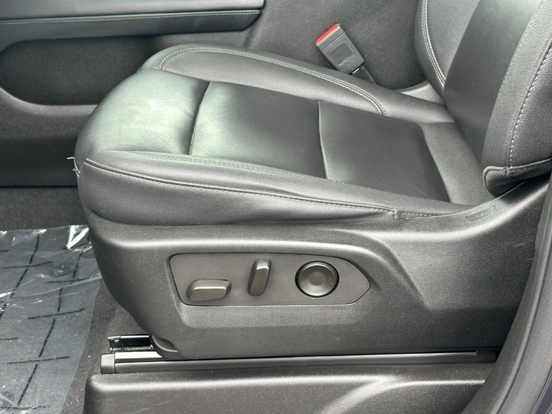 Chevrolet Suburban Vehicle Image 19