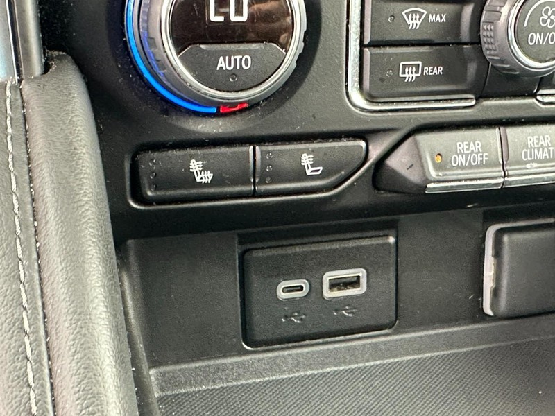 Chevrolet Suburban Vehicle Image 23