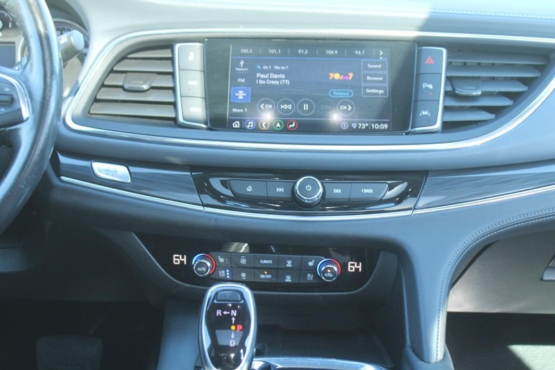 Buick Enclave Vehicle Image 15