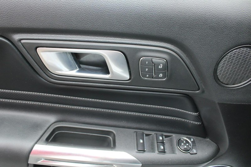 Ford Mustang Vehicle Full-screen Gallery Image 08