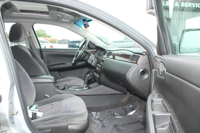 Chevrolet Impala Limited Vehicle Image 10