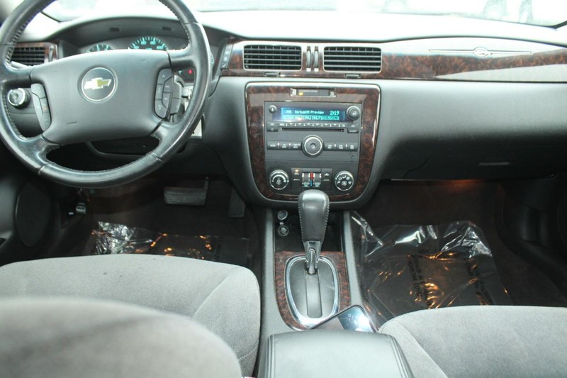 Chevrolet Impala Limited Vehicle Image 12
