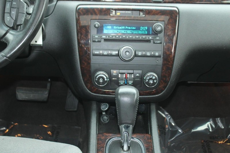 Chevrolet Impala Limited Vehicle Image 14