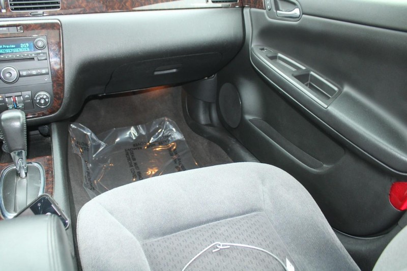 Chevrolet Impala Limited Vehicle Image 15