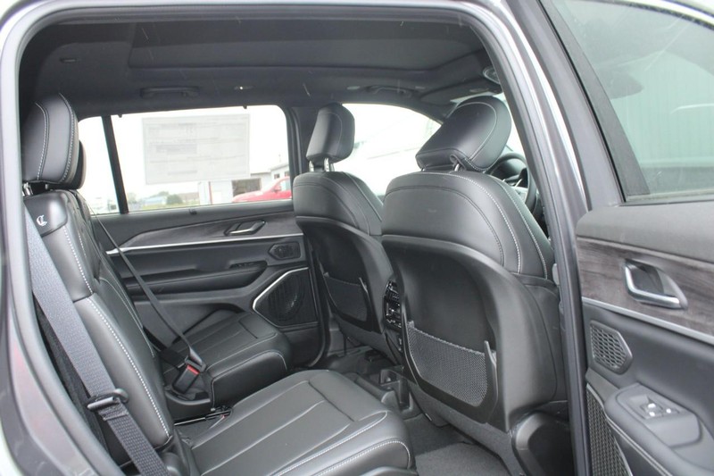 Jeep Grand Cherokee L Vehicle Image 04