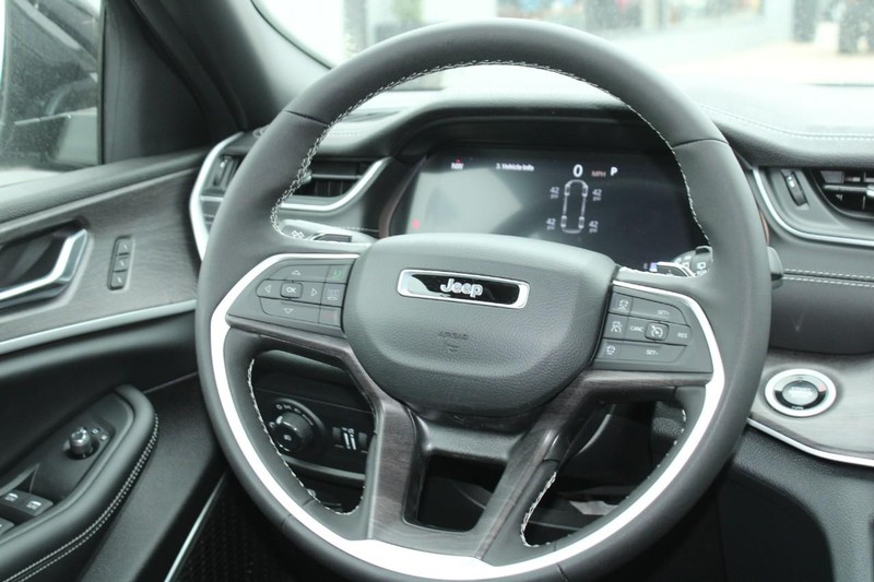 Jeep Grand Cherokee L Vehicle Image 06