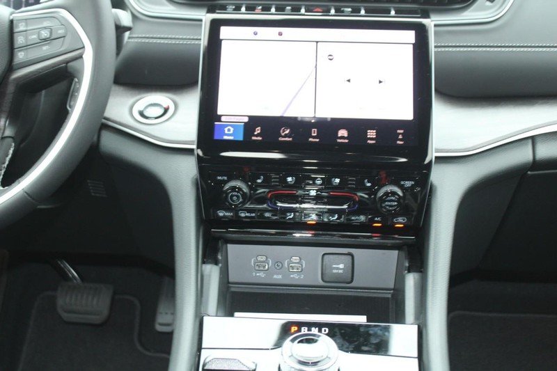 Jeep Grand Cherokee L Vehicle Image 07