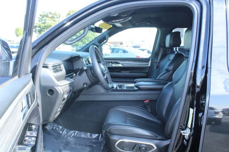 Jeep Wagoneer L Vehicle Image 08