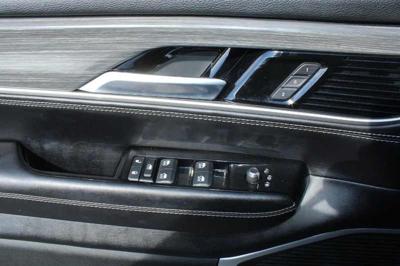 Jeep Wagoneer L Vehicle Image 09