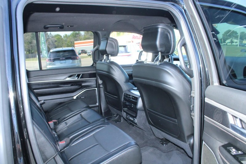 Jeep Wagoneer L Vehicle Image 12