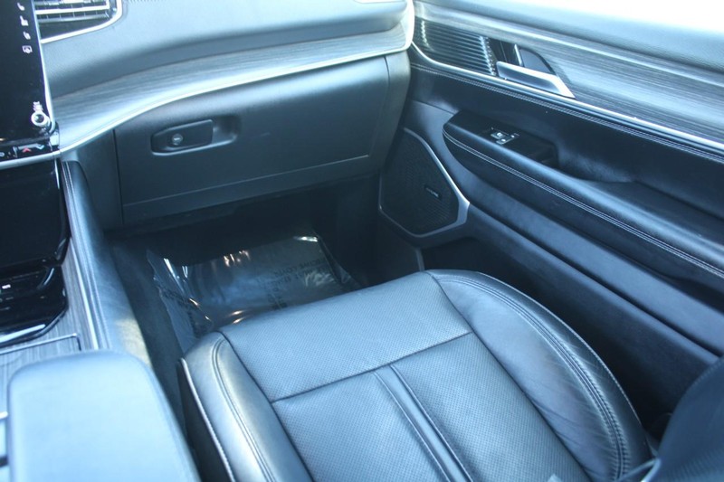 Jeep Wagoneer L Vehicle Image 16