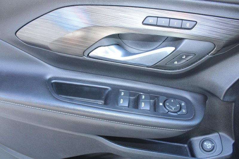 GMC Terrain Vehicle Full-screen Gallery Image 09