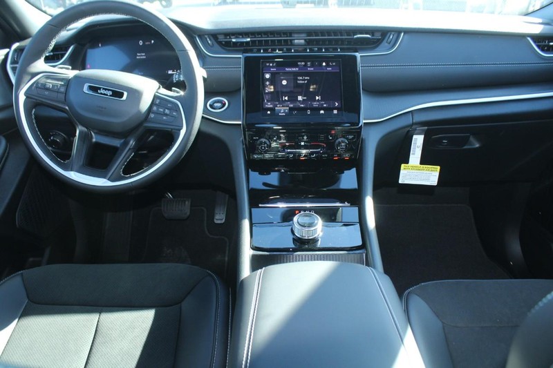 Jeep Grand Cherokee Vehicle Image 05