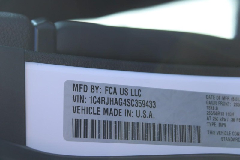 Jeep Grand Cherokee Vehicle Image 08