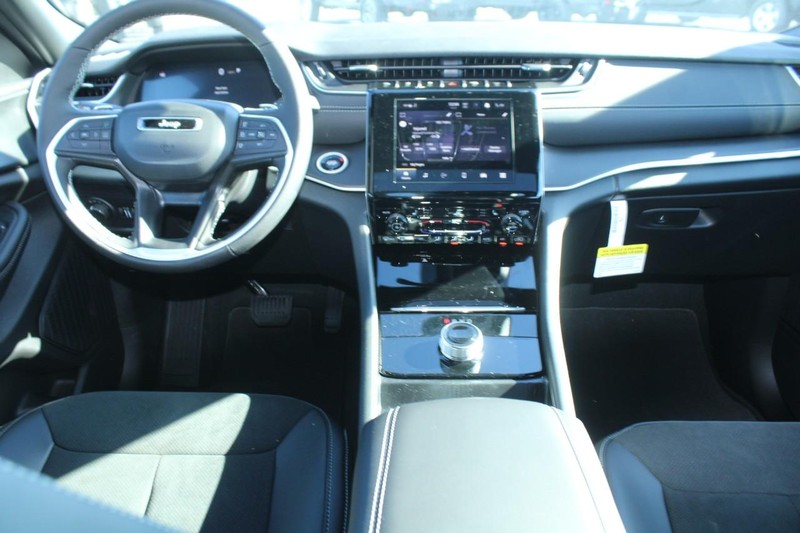 Jeep Grand Cherokee Vehicle Image 05