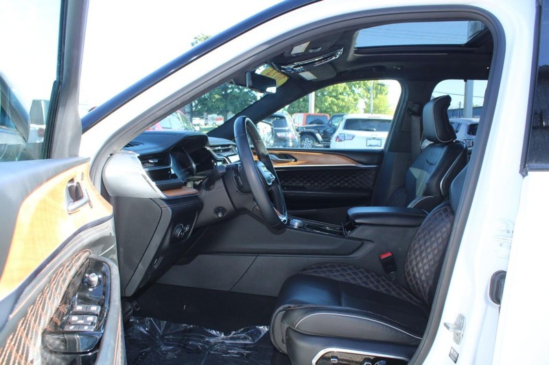 Jeep Grand Cherokee Vehicle Image 08