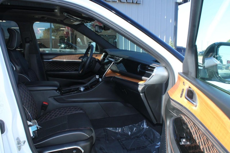 Jeep Grand Cherokee Vehicle Image 11